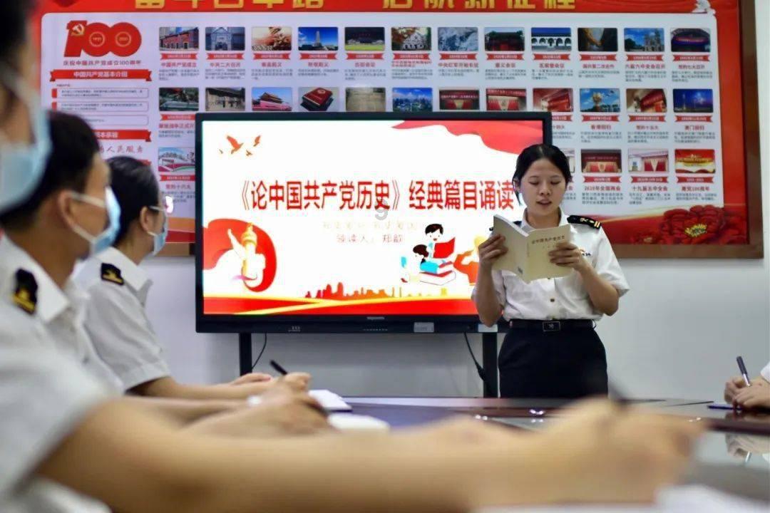 公公送给自己的藏品，想知道其价值，专家灯光一打后，尴尬了